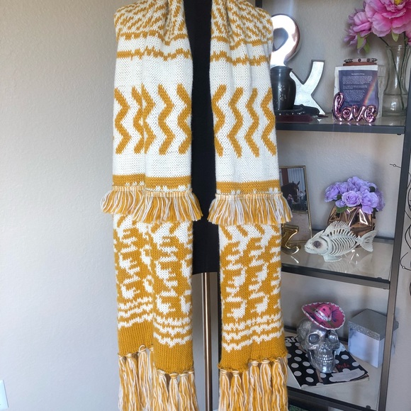 NWOT FREE PEOPLE MILE HIGH PRINT FRINGE KNIT SCARF - Picture 5 of 8